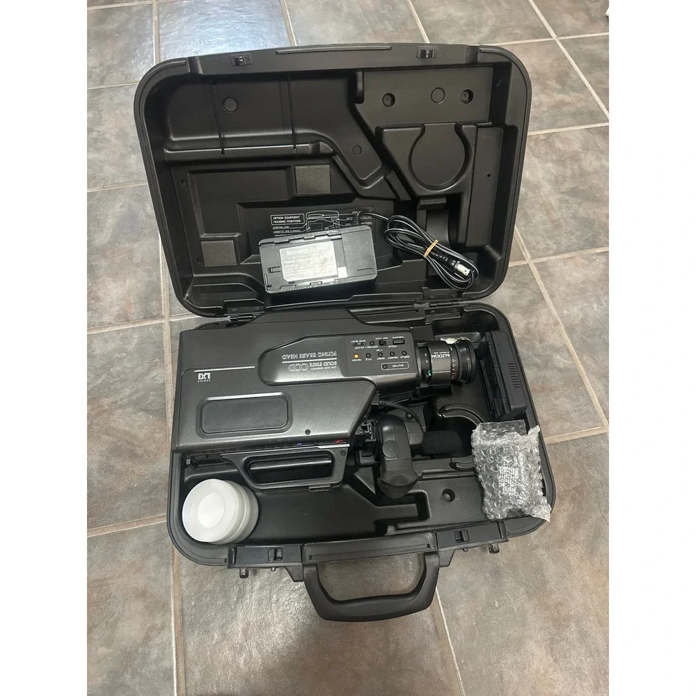 Vintage LXI Series VHS Movie Camcorder CCD Flying Erase Head 6x Zoom with Case